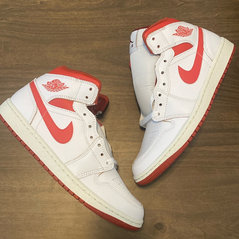 Jordan 1 Mid (Dune Red)